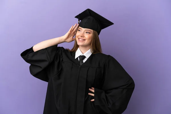 Joven Graduado Universitario Sobre Fondo Púrpura Aislado Sonriendo Mucho — Foto de Stock