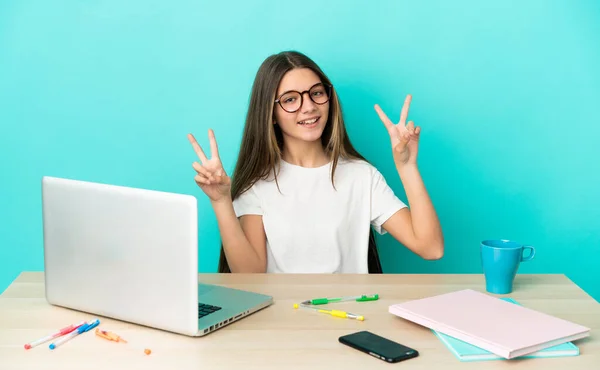 Menina Uma Mesa Com Laptop Sobre Fundo Azul Isolado Mostrando — Fotografia de Stock