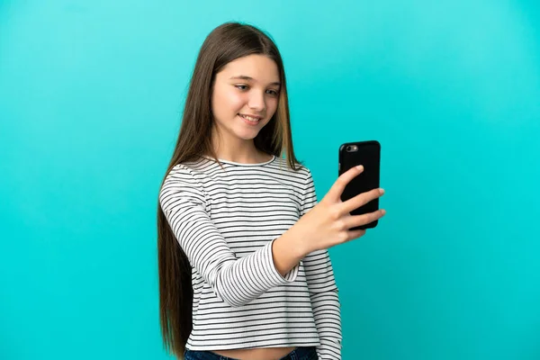 Niña Sobre Fondo Azul Aislado Haciendo Una Selfie —  Fotos de Stock