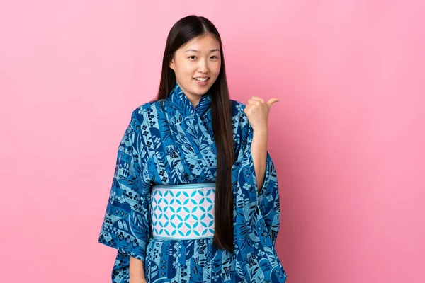 Junges Chinesisches Mädchen Trägt Kimono Über Isoliertem Hintergrund Und Zeigt — Stockfoto