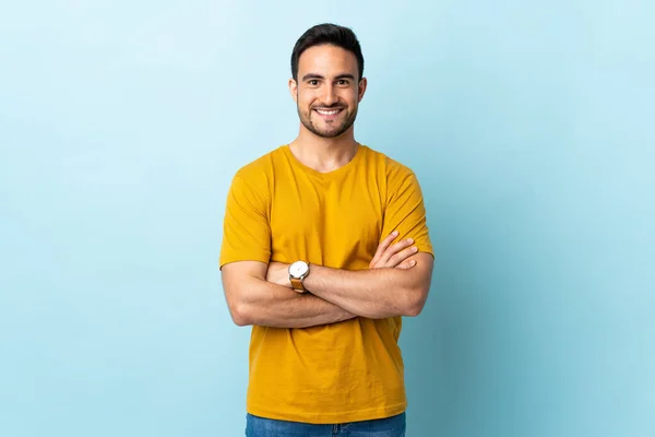 Joven Hombre Guapo Sobre Fondo Aislado Manteniendo Los Brazos Cruzados — Foto de Stock