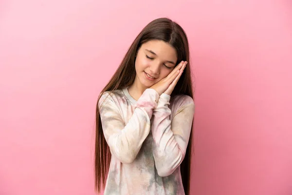 Kleines Mädchen Über Isoliertem Rosa Hintergrund Macht Schlafende Geste Dorable — Stockfoto