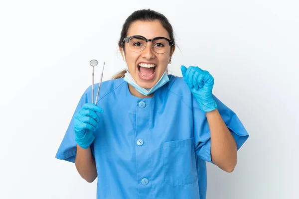 Junge Zahnärztin Hält Werkzeug Isoliert Auf Weißem Hintergrund Und Feiert — Stockfoto