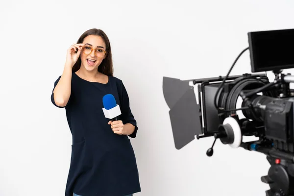 Mulher Repórter Segurando Microfone Reportando Notícias Isoladas Fundo Branco Com — Fotografia de Stock