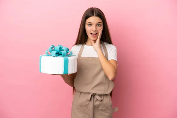 Petite Fille Avec Gros Gâteau Sur Fond Rose Isolé Avec — Photo