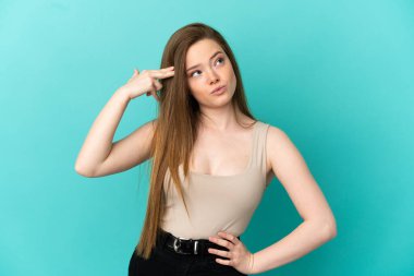 İzole edilmiş mavi geçmişi olan genç bir kız intihar jesti yapmada sorun yaşıyor.