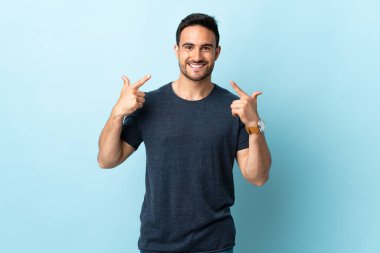 Tecrit edilmiş genç ve yakışıklı bir adam iyi niyet göstergesi gösteriyor.