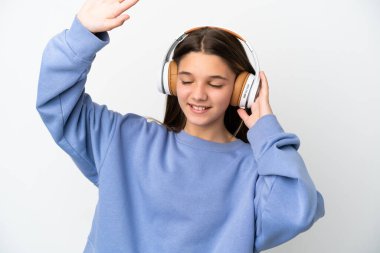 Küçük kız soyutlanmış beyaz arka plan müzik ve dans dinliyor.