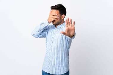 Tecrit edilmiş genç yakışıklı adam jesti durdurup yüzünü kapatıyor.