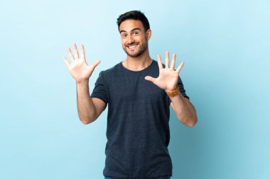 Tecrit edilmiş genç yakışıklı adam parmaklarıyla ona kadar sayıyor.