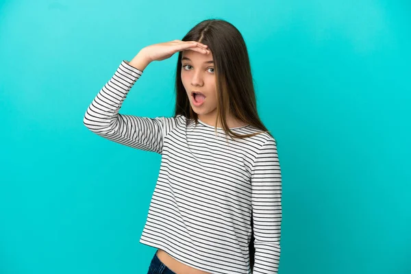 Little Girl Isolated Blue Background Doing Surprise Gesture While Looking — Stock Photo, Image