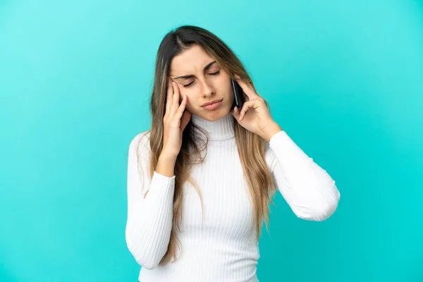 Mulher Branca Jovem Usando Telefone Celular Isolado Fundo Azul Com — Fotografia de Stock