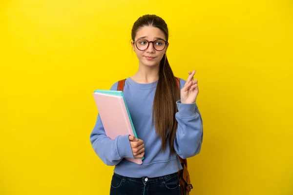 Student Dziecko Kobieta Odizolowanym Żółtym Tle Palcami Skrzyżowania Życząc Jak — Zdjęcie stockowe