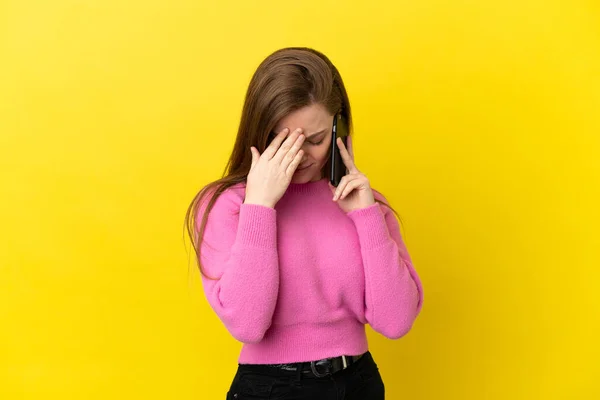 Teenager Dívka Pomocí Mobilního Telefonu Přes Izolované Žluté Pozadí Unaveným — Stock fotografie