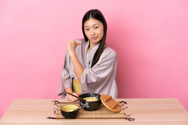 Jong Chinees Meisje Draagt Kimono Eet Noedels Trots Zelfvoldaan — Stockfoto