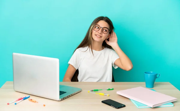 Menina Uma Mesa Com Laptop Sobre Fundo Azul Isolado Ouvir — Fotografia de Stock