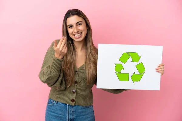 Joven Mujer Caucásica Aislada Sobre Fondo Rosa Sosteniendo Cartel Con — Foto de Stock