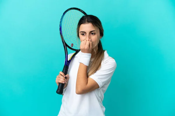 Tânăra Jucătoare Tenis Izolată Fundal Albastru Având Îndoieli — Fotografie, imagine de stoc