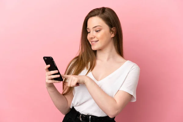 Adolescente Chica Sobre Aislado Rosa Fondo Enviando Mensaje Correo Electrónico — Foto de Stock