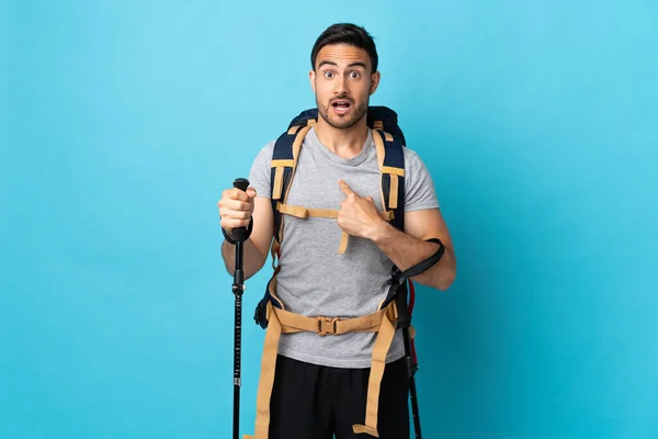 Joven Hombre Caucásico Con Mochila Bastones Trekking Aislados Sobre Fondo — Foto de Stock