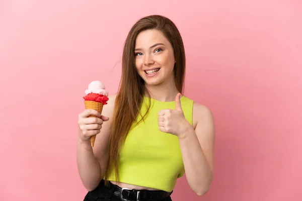 Tiener Meisje Met Een Cornet Ijs Geïsoleerde Roze Achtergrond Geven — Stockfoto