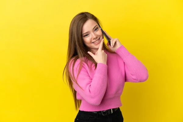Teenager Dívka Pomocí Mobilního Telefonu Přes Izolované Žluté Pozadí Šťastný — Stock fotografie
