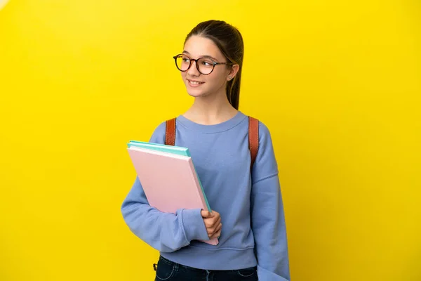 Estudante Criança Mulher Sobre Isolado Fundo Amarelo Olhando Para Lado — Fotografia de Stock