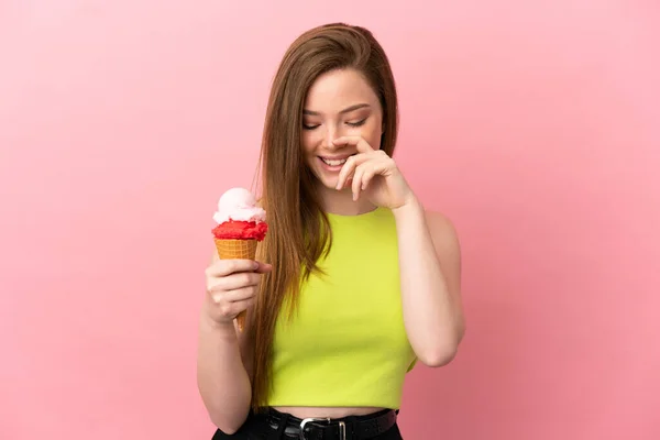 Tiener Meisje Met Een Cornet Ijs Geïsoleerde Roze Achtergrond Lachen — Stockfoto