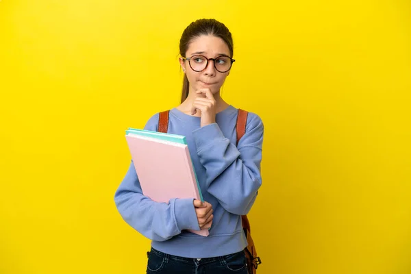 Student Dziecko Kobieta Odizolowanym Żółtym Tle Mając Wątpliwości Myślenia — Zdjęcie stockowe