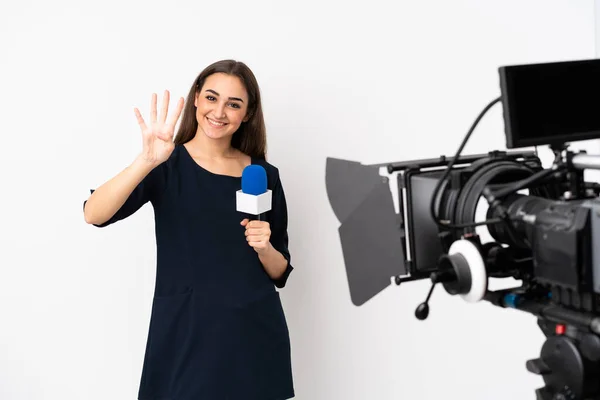 Reporter Kobieta Trzyma Mikrofon Raportuje Wiadomości Izolowane Białym Tle Szczęśliwy — Zdjęcie stockowe