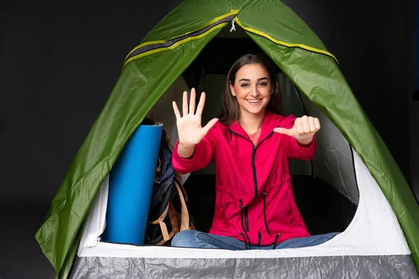 Giovane Donna Caucasica Dentro Una Tenda Verde Campeggio Contando Sei — Foto Stock