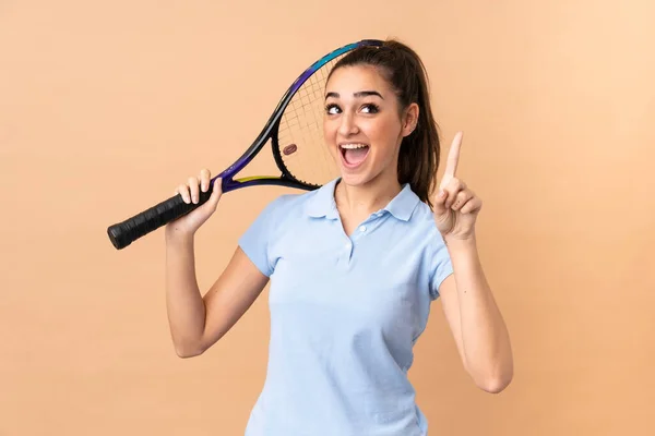 Ung Kvinna Tennisspelare Över Isolerad Vägg — Stockfoto