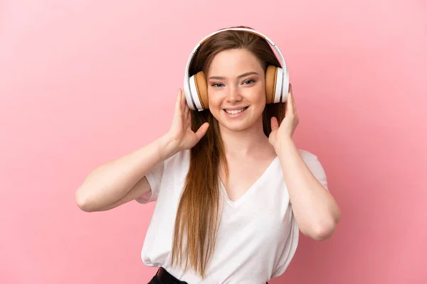 Teenager Girl Isolated Pink Background Listening Music — Stock Photo, Image