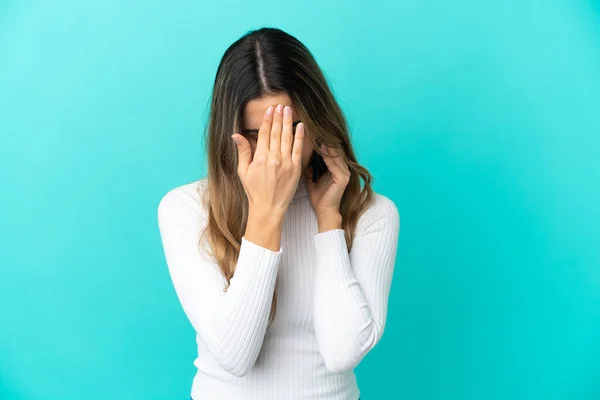 Junge Kaukasische Frau Mit Handy Isoliert Auf Blauem Hintergrund Mit — Stockfoto