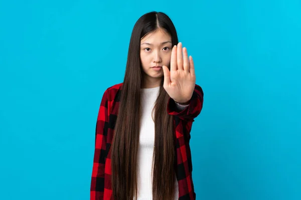 Fiatal Kínai Lány Felett Elszigetelt Kék Háttér Így Stop Gesztus — Stock Fotó