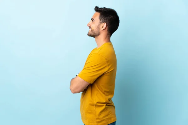 Jovem Homem Bonito Sobre Fundo Isolado Posição Lateral — Fotografia de Stock