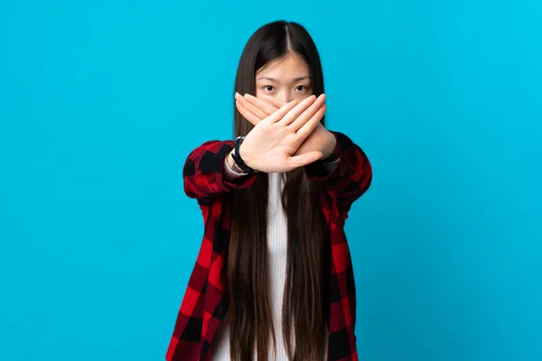 Młoda Chińska Dziewczyna Odizolowanym Niebieskim Tle Robi Gest Zatrzymania Jej — Zdjęcie stockowe