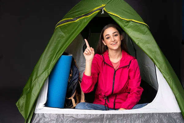 Giovane Donna Caucasica All Interno Una Tenda Verde Campeggio Mostrando — Foto Stock