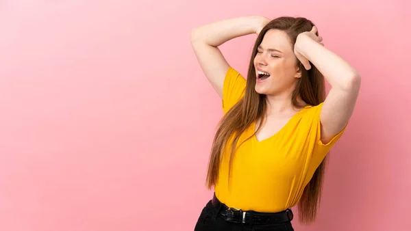 Adolescente Chica Sobre Aislado Rosa Fondo Estresado Abrumado — Foto de Stock