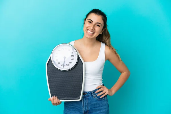 Giovane Donna Caucasica Isolata Sfondo Blu Con Pesatrice — Foto Stock