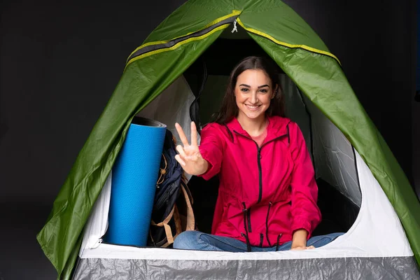 Giovane Donna Caucasica All Interno Una Tenda Verde Campeggio Sorridente — Foto Stock