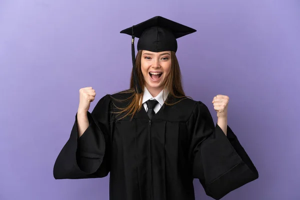 Joven Graduado Universitario Sobre Fondo Púrpura Aislado Celebrando Una Victoria — Foto de Stock