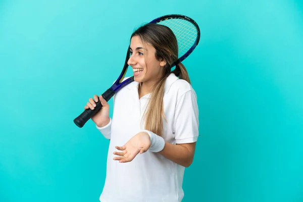 Tânăra Jucătoare Tenis Izolată Fundal Albastru Expresie Surpriză Timp Privește — Fotografie, imagine de stoc