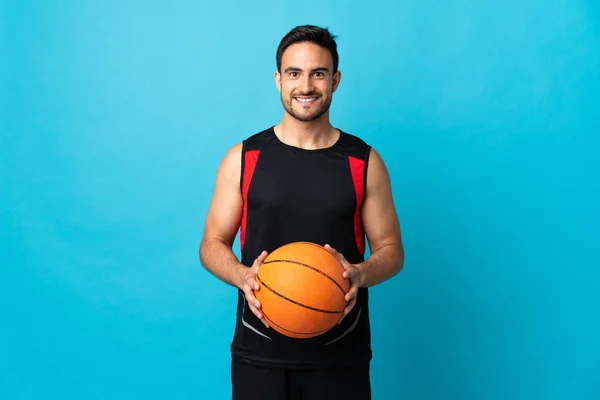 Joven Hombre Guapo Aislado Sobre Fondo Azul Jugando Baloncesto — Foto de Stock