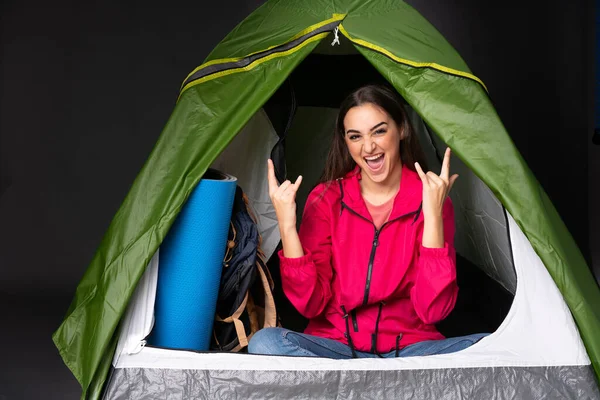 Giovane Donna Caucasica All Interno Una Tenda Verde Campeggio Facendo — Foto Stock