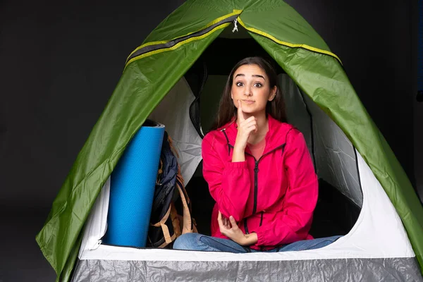 Giovane Donna Caucasica All Interno Una Tenda Verde Campeggio Guardando — Foto Stock