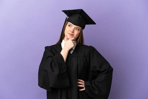 Joven Graduado Universitario Sobre Fondo Púrpura Aislado Que Tiene Dudas — Foto de Stock