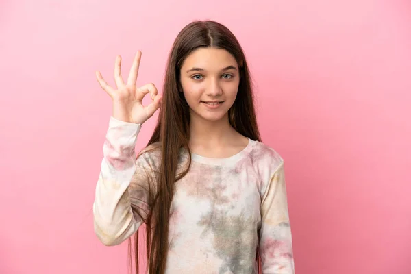 Klein Meisje Geïsoleerde Roze Achtergrond Tonen Teken Met Vingers — Stockfoto