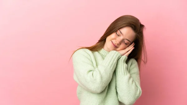 Teenager Κορίτσι Πάνω Από Απομονωμένο Ροζ Φόντο Κάνοντας Χειρονομία Ύπνου — Φωτογραφία Αρχείου