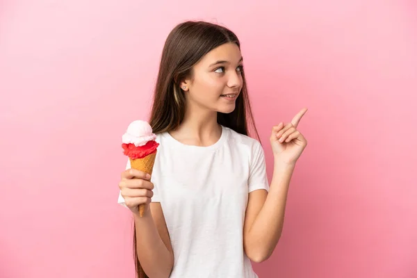 Klein Meisje Met Een Cornet Ijs Geïsoleerde Roze Achtergrond Wijzend — Stockfoto